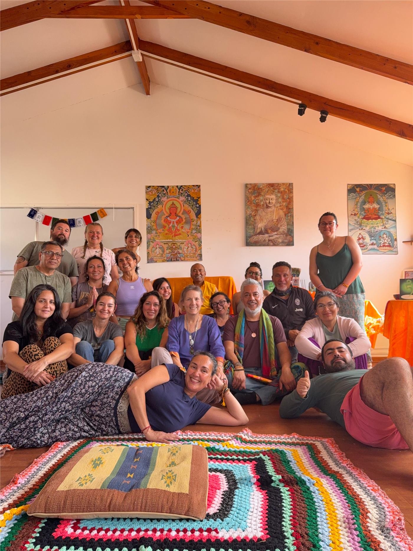 Grupo de participantes del retiro budista en La Serena
